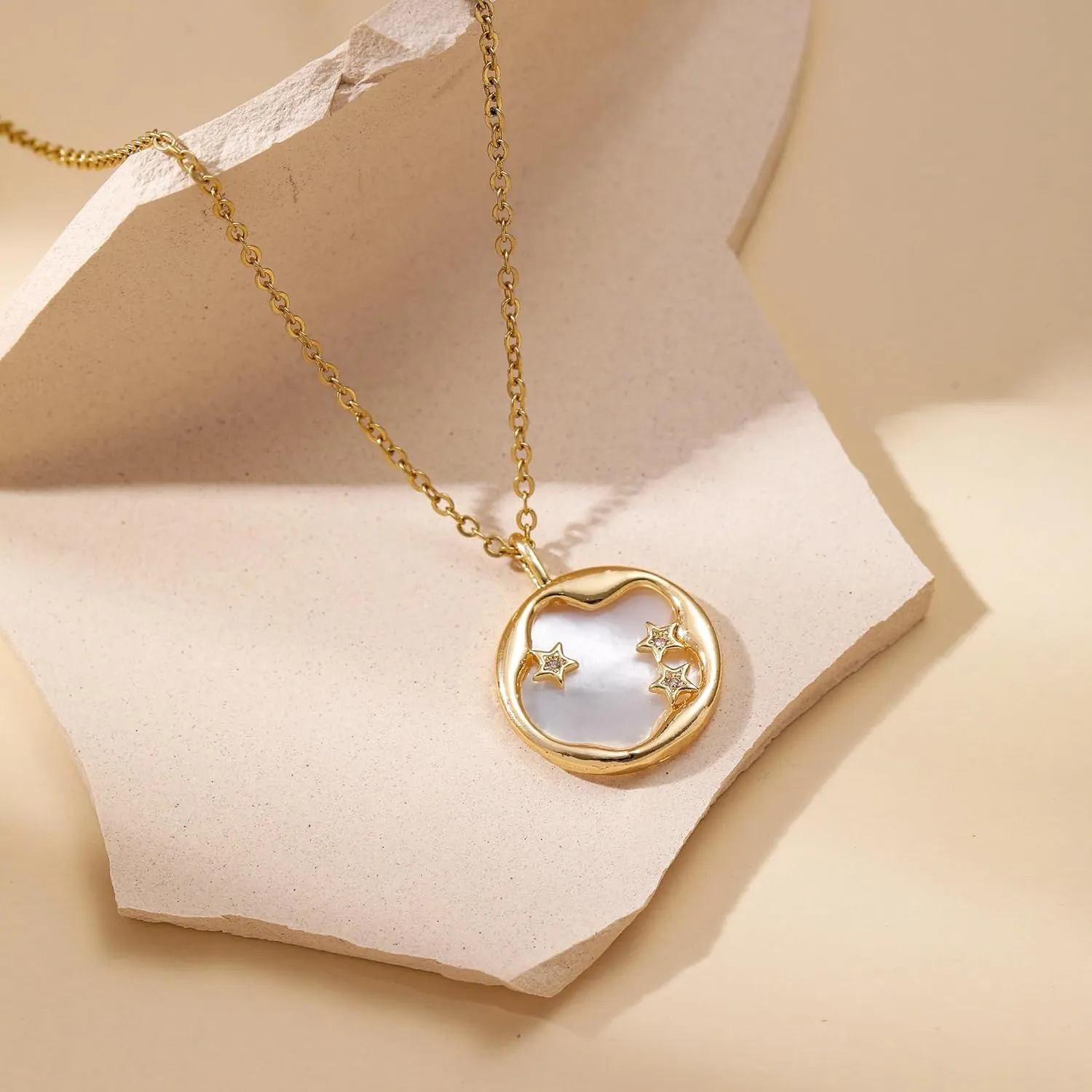 Dainty Gold Necklace for Women 14K Gold Plated Mother of Pearl Shell Heart Necklace Cute Cubic Zirconia Heart Pendant Choker Neclaces