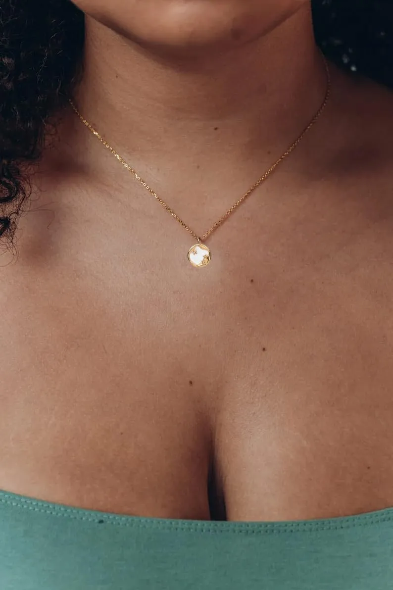 Dainty Gold Necklace for Women 14K Gold Plated Mother of Pearl Shell Heart Necklace Cute Cubic Zirconia Heart Pendant Choker Neclaces