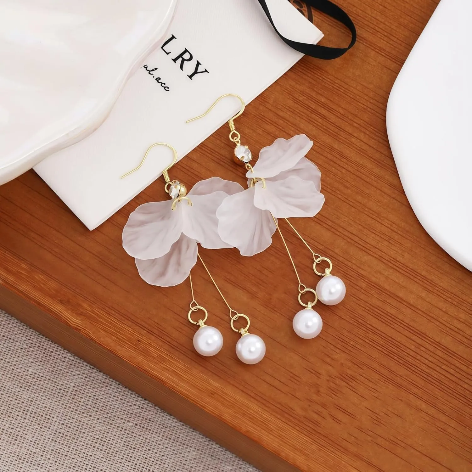 Elegant Shell Flower Dangle Earrings for Women, Long Tassel and Pearl Drop Earrings with Silver Plated Hook, Chic Bridal Party Jewelry, Hypoallergenic Statement Earrings Gift